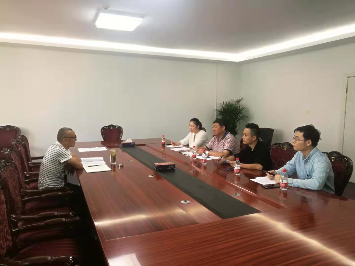 為盡快落實公租房運營管理購買服務(wù)，今天上午市安居公司總經(jīng)理陶永午與中標(biāo)單位建設(shè)銀行建信公司就合同簽訂、人員配備和介入管理事宜進行商談。.jpg