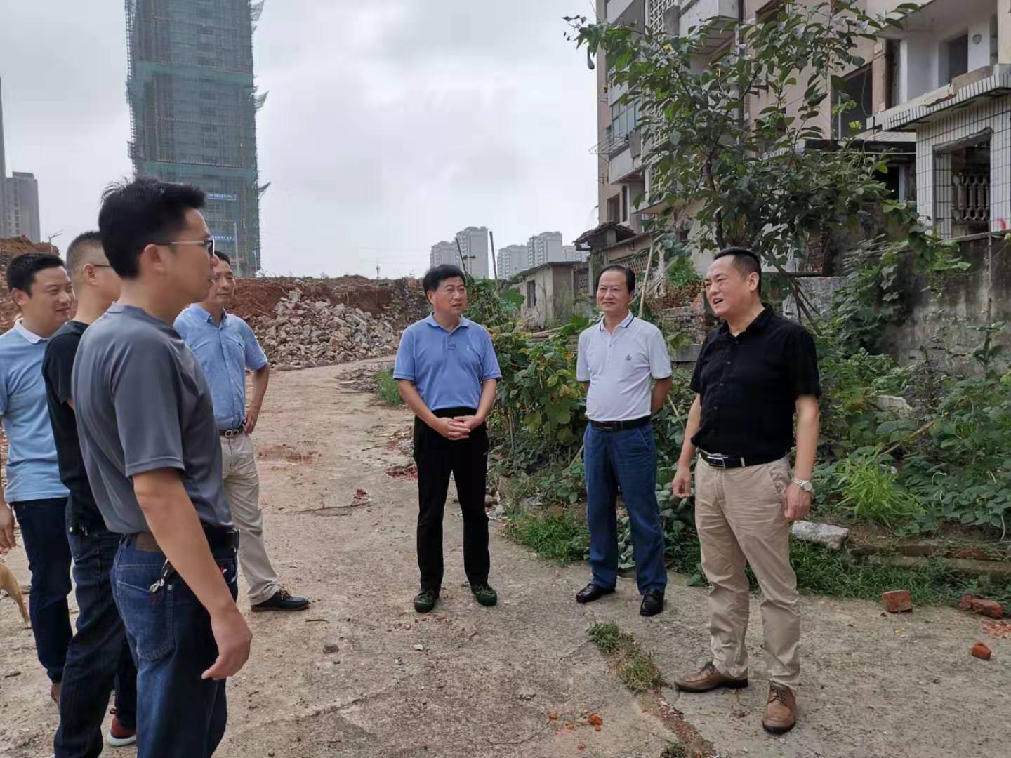為加快方家沖、造紙廠和桂花園新安置區(qū)建設(shè)，2019年9月5日下，市城建集團(tuán)總經(jīng)理衛(wèi)民陪同市政府副秘書(shū)長(zhǎng)劉陳寅深入項(xiàng)目建設(shè)現(xiàn)場(chǎng)，調(diào)度推進(jìn)安置區(qū)征遷工作.jpg