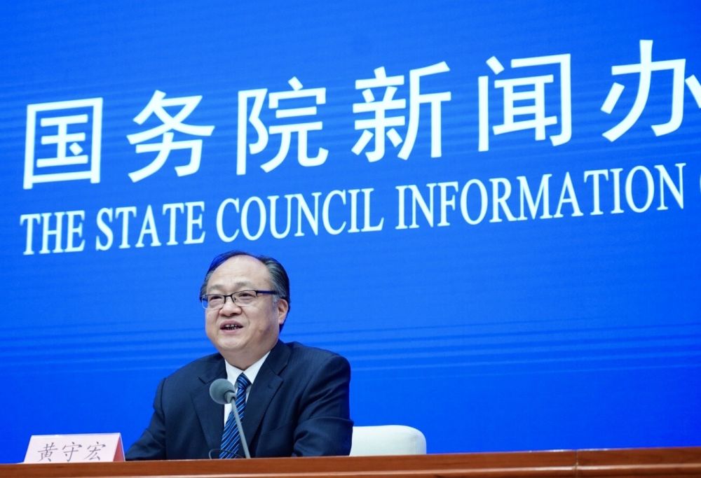 5月22日，國(guó)務(wù)院新聞辦邀請(qǐng)政府工作報(bào)告起草組負(fù)責(zé)人、國(guó)務(wù)院研究室主任黃守宏解讀政府工作報(bào)告有關(guān)情況。新華社記者　陳建力　攝