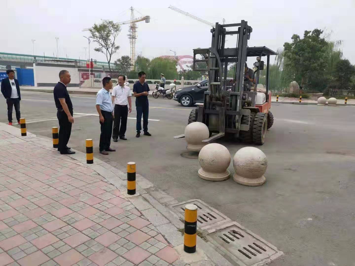 為向新中國(guó)成立七十周年獻(xiàn)禮，市城建集團(tuán)攻堅(jiān)克難，實(shí)現(xiàn)了北門(mén)棚改區(qū)域民生路10月1日零時(shí)順利通車(chē)。國(guó)慶假期，市城建集團(tuán)堅(jiān)持做好一線(xiàn)工作，在與交警部門(mén)共同做好民生路通車(chē)保障工作外，抓細(xì)節(jié)，抓落實(shí)，確保其他各項(xiàng)工作有序推進(jìn)。.jpg